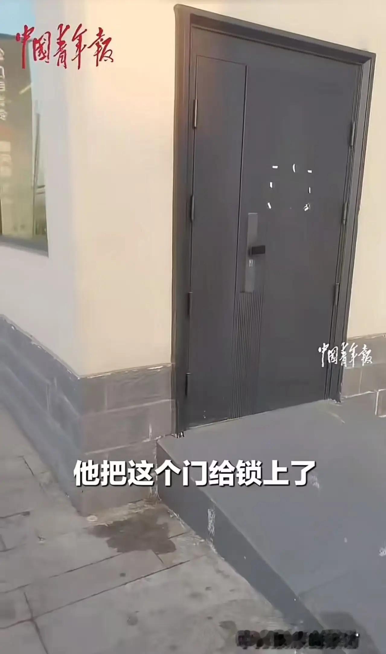 “终于有人站出来了！”男子想去服务区上厕所，发现原本靠近卫生间的门被锁死没需要穿