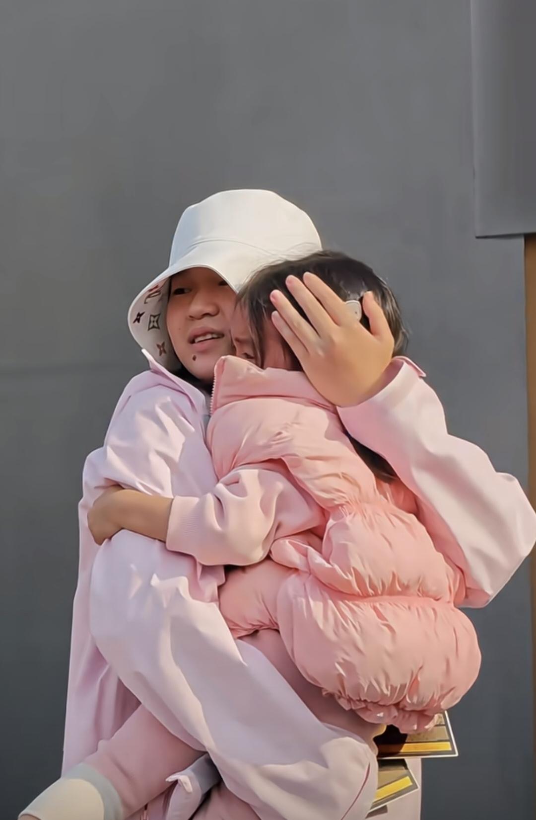 北京环球影城，
威震天把一个小女孩吓哭了，
全红婵一直抱在怀里安抚，
善良又有爱