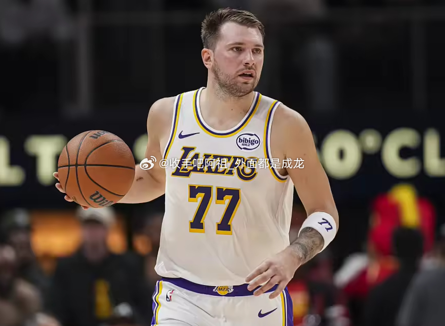 NBA常规赛，湖人对阵骑士。本场比赛东契奇解禁回归，上半场状态也是很出色，在开场