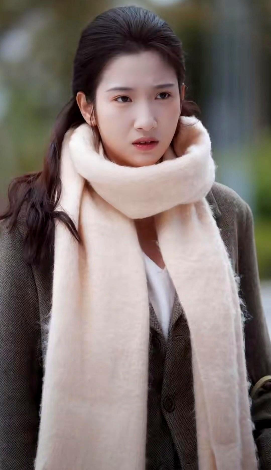 别再骂流量明星了。
真正的问题，是那些把他们当救命稻草的制片方。
看《青山归杳处