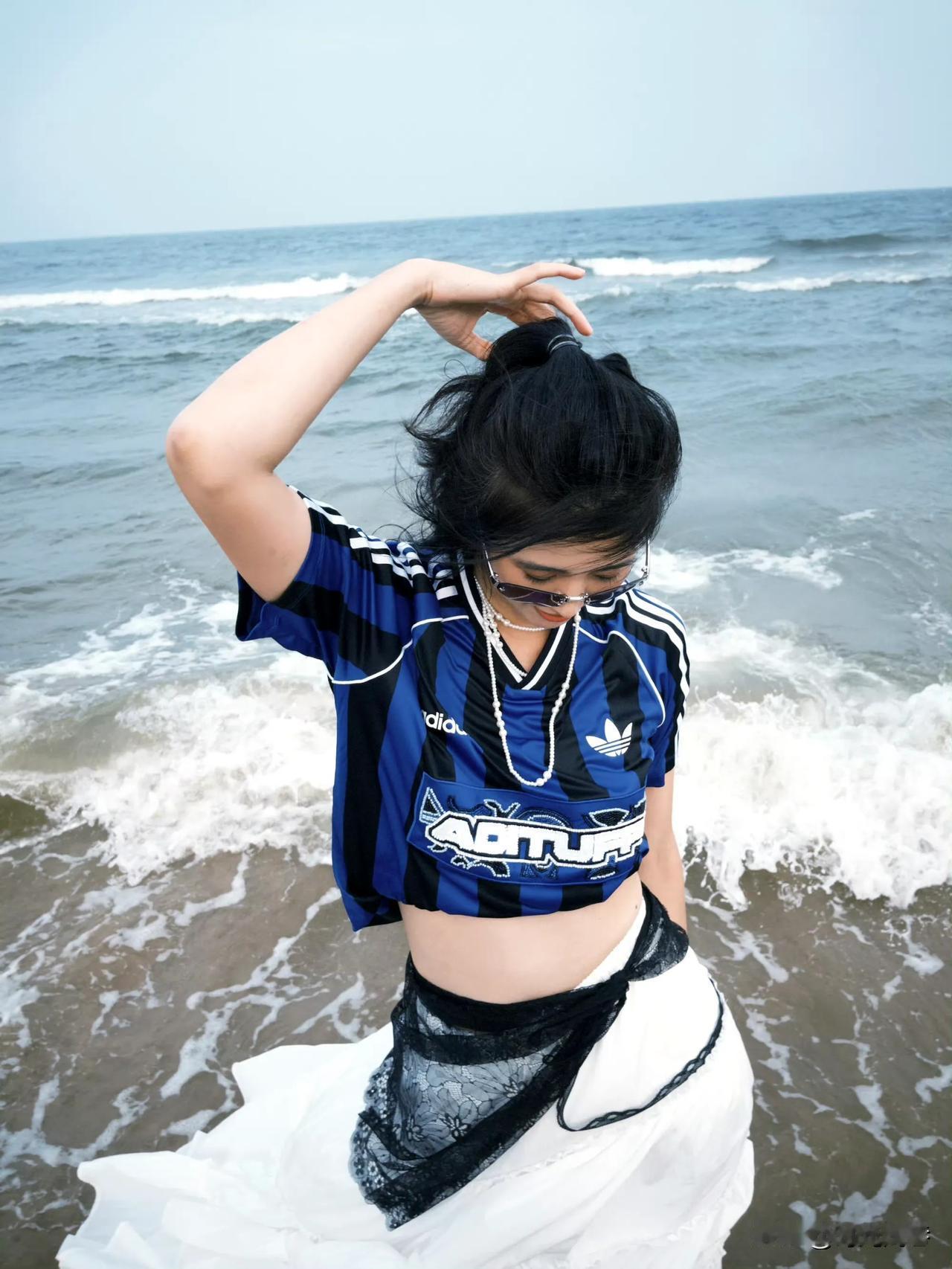 绿茵场上的女足守门悍将也有柔美可爱的一面。和别的女孩子一样天真烂漫。看起来又萌又