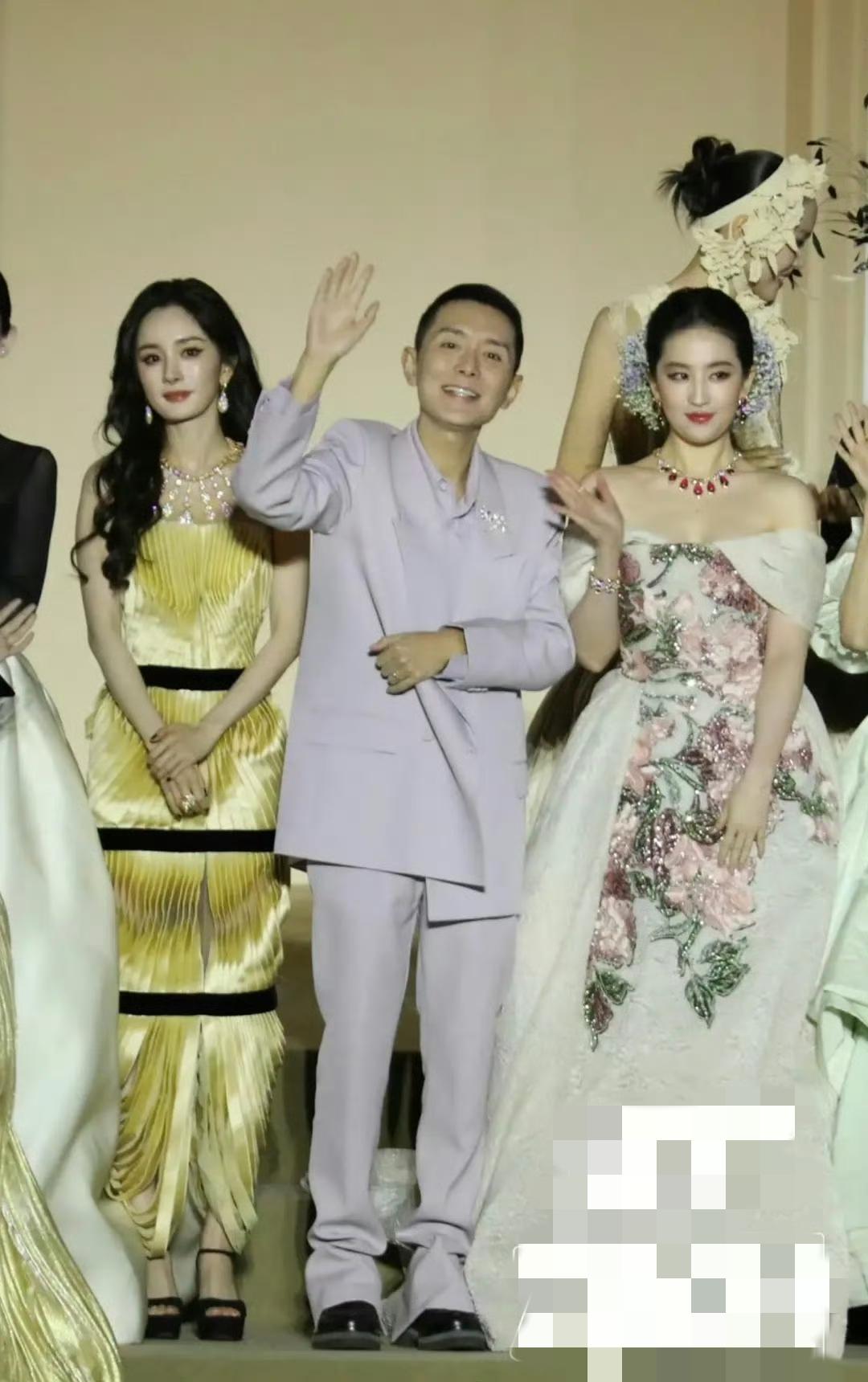 VOGUE盛典红毯上，杨幂开场、刘亦菲压轴。大合照环节，两位85花站在杂志主编两