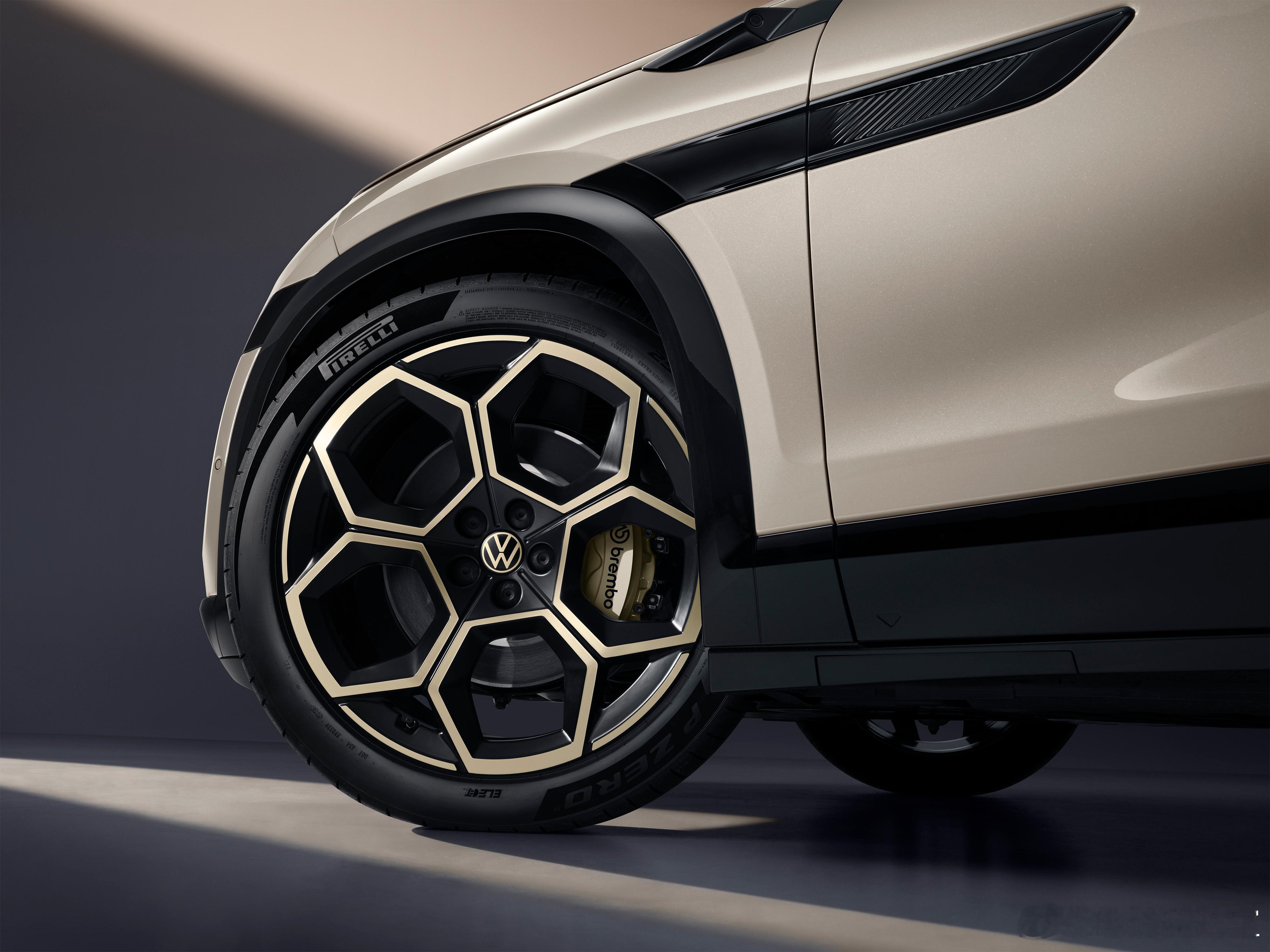 ID.与众08又曝光了一波细节，这次是大轮毂。21英寸，造型灵感来自于足球的轮毂