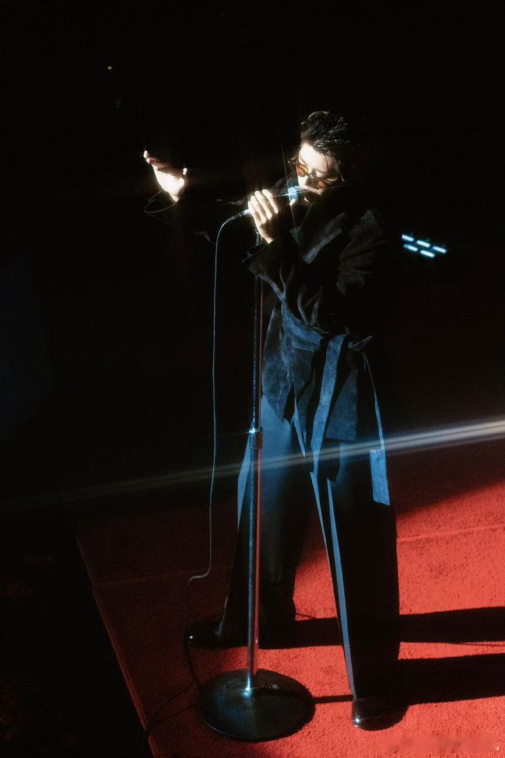 蔡徐坤给粉丝伴舞 芝加哥站那个画面：粉丝在唱，他在听。没有主持没有串场，就是他在