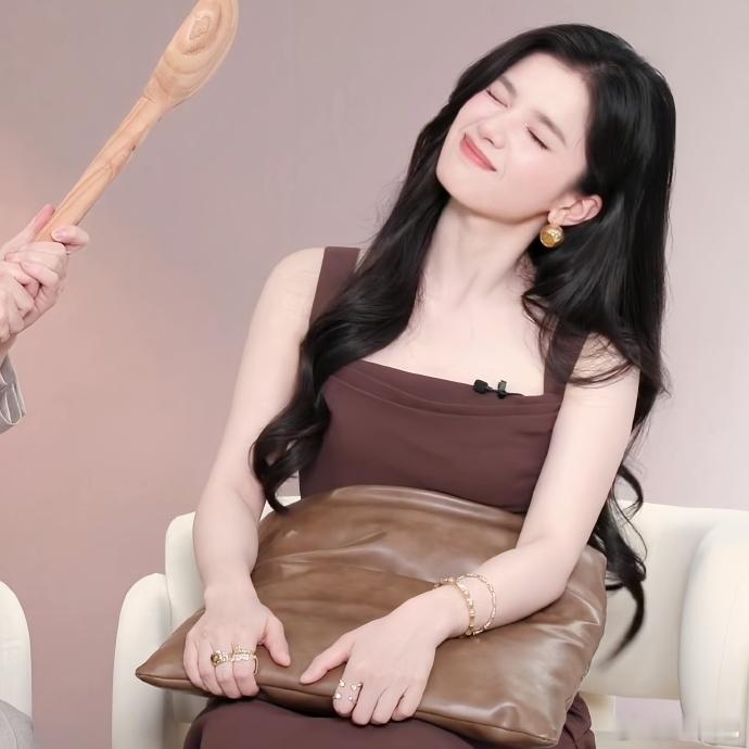 张婧仪 好丰富的小表情😏😉😣🥺😍🥰😋🙂↔️😁 