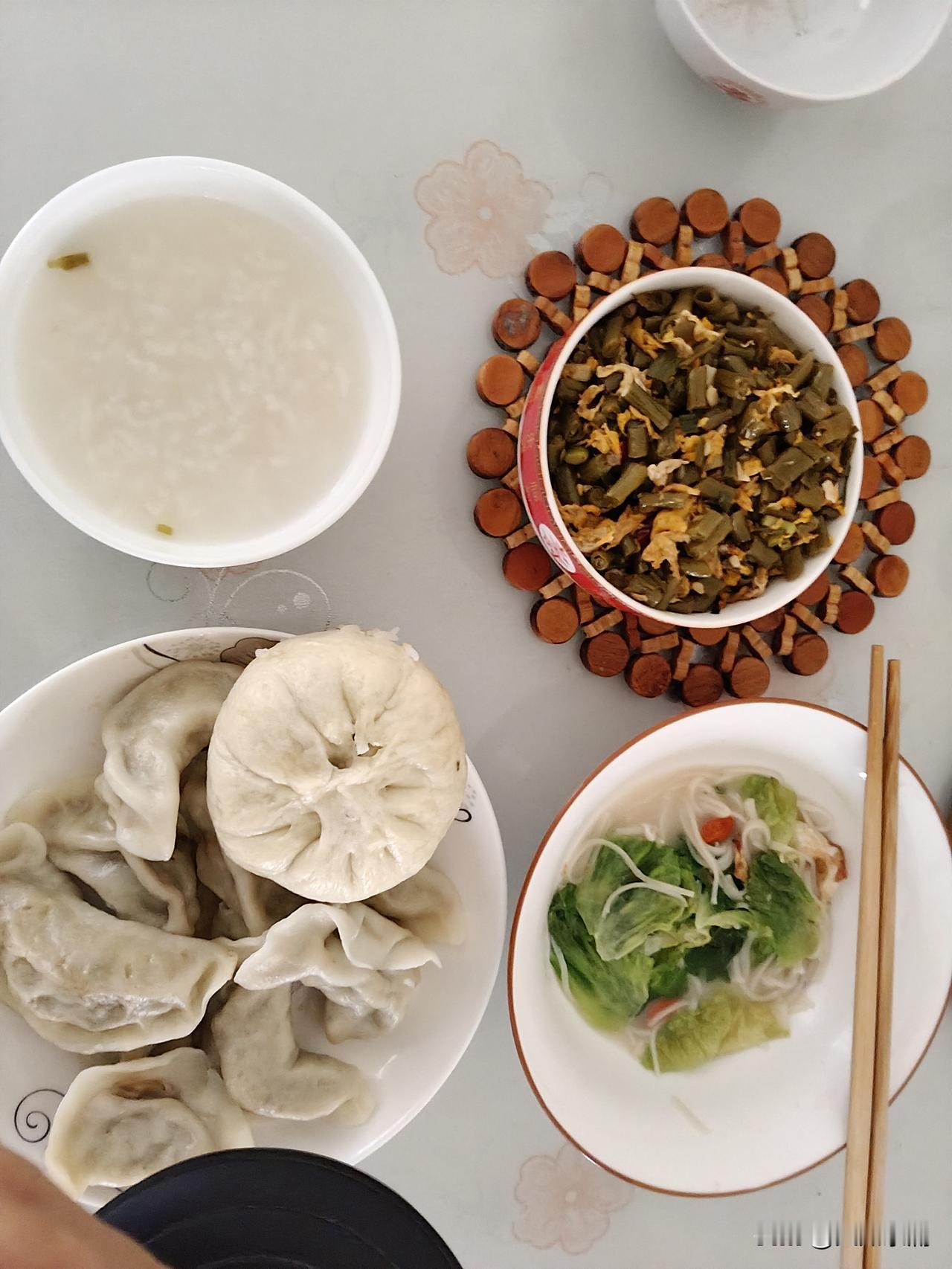 过午不食得从早餐开始：今天的早餐，一小碗大米稀粥，一个梅干菜肉包子，把孙子吃剩下