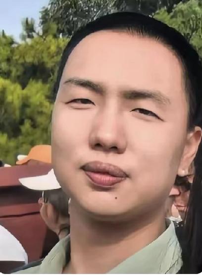 真正的低调，是刻在骨子里的家教
 
列车上婉拒免费升舱，校园里排队打饭、帮同学修