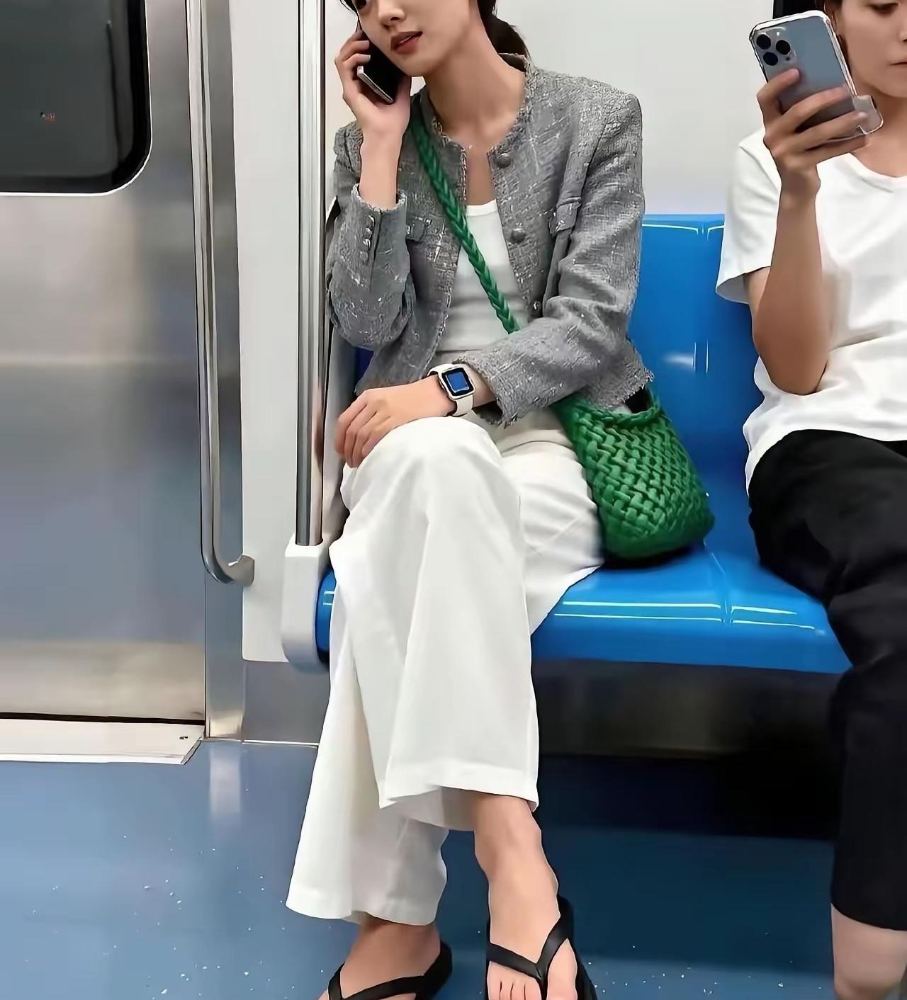 为啥有的人穿拖鞋在地铁上看着也很美？有些人在地铁上脱鞋让人厌恶，大家来评评这个理