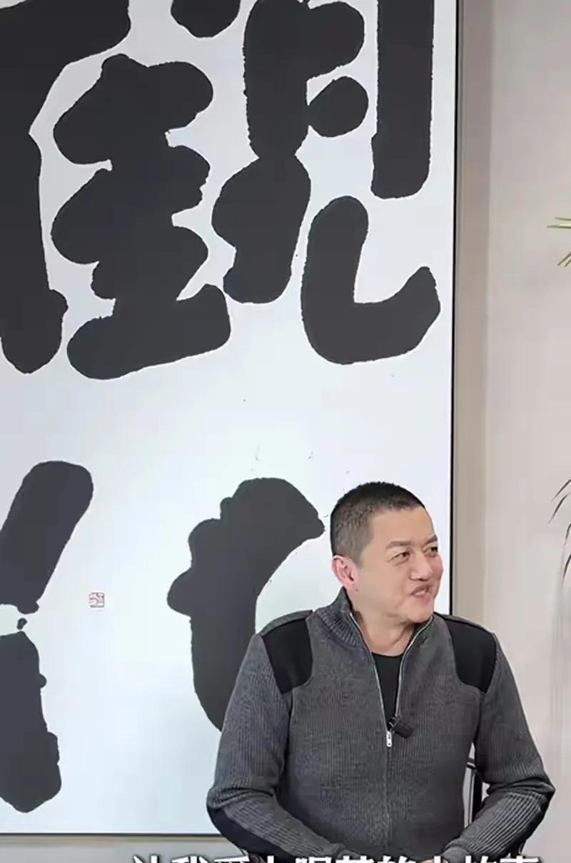 你敢信，李亚鹏现在天天在厨房转悠。
他端着刚出锅的鸡汤上桌，手指头被砂锅边烫得发