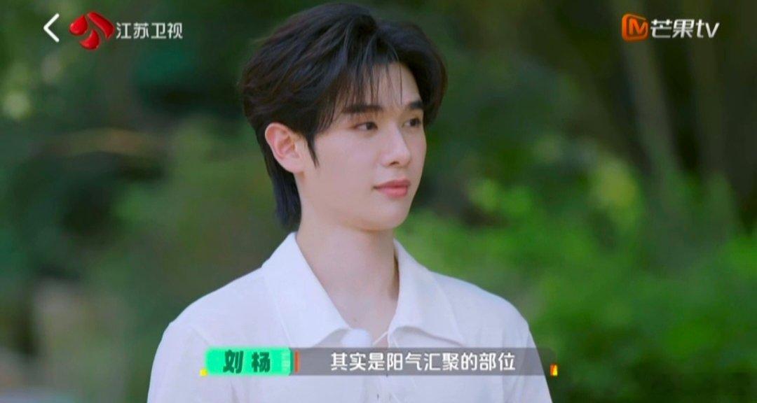 夏之光给陈妍希按摩小腿一套完整小腿放松流程get，夏之光先拿后分推，左右交替按压
