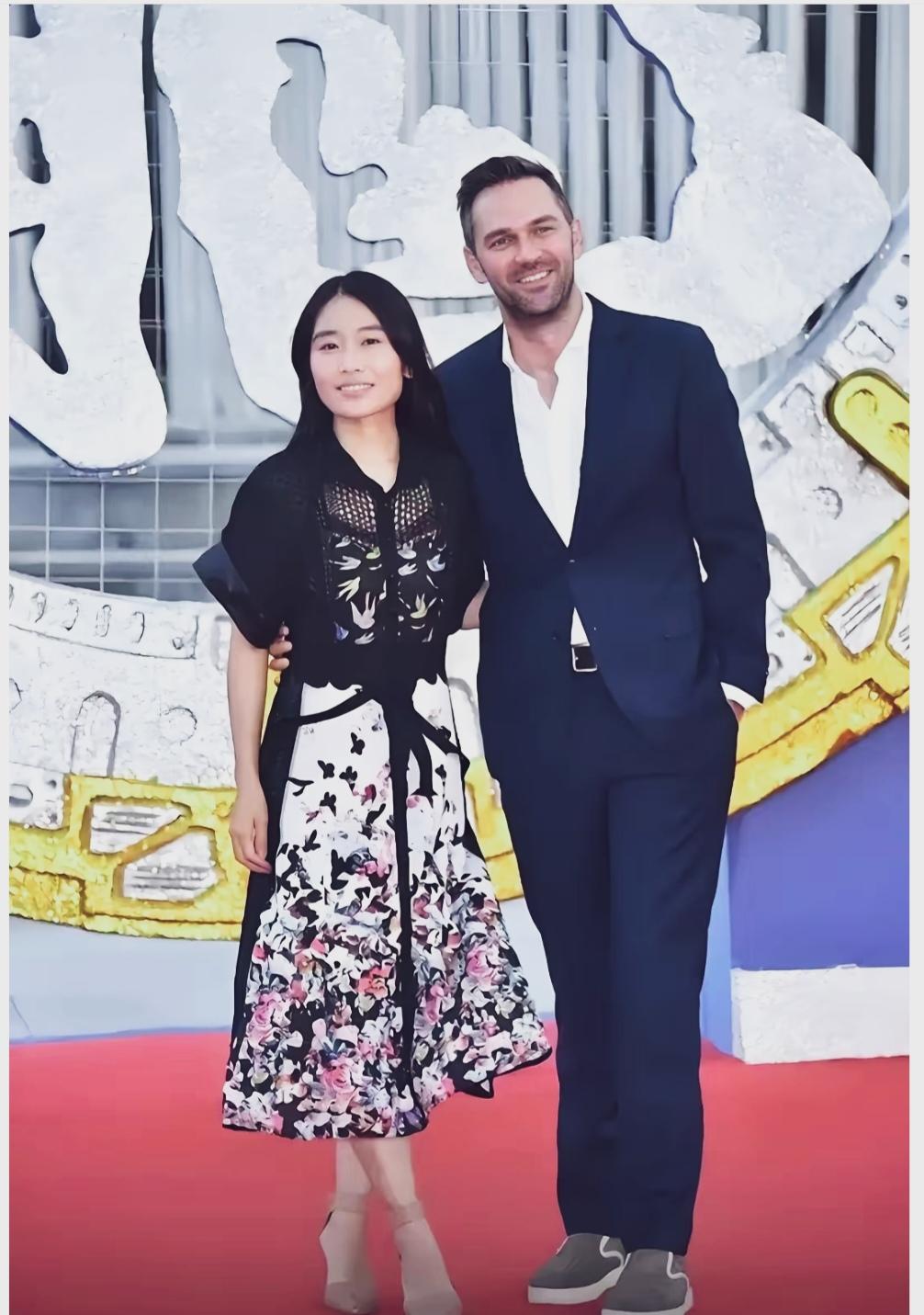 张艺谋女儿张末与老公孟丹青。
张末是张艺谋与前妻肖华的女儿，现在是中国内地导演、