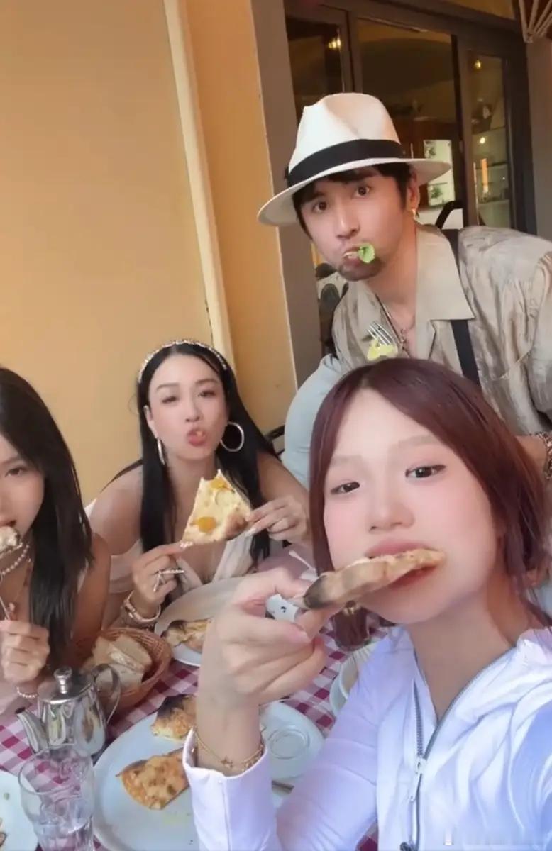 【#钟丽缇全家出游vlog#】#钟丽缇海上冲浪# 11月7日，钟丽缇在社交平台上