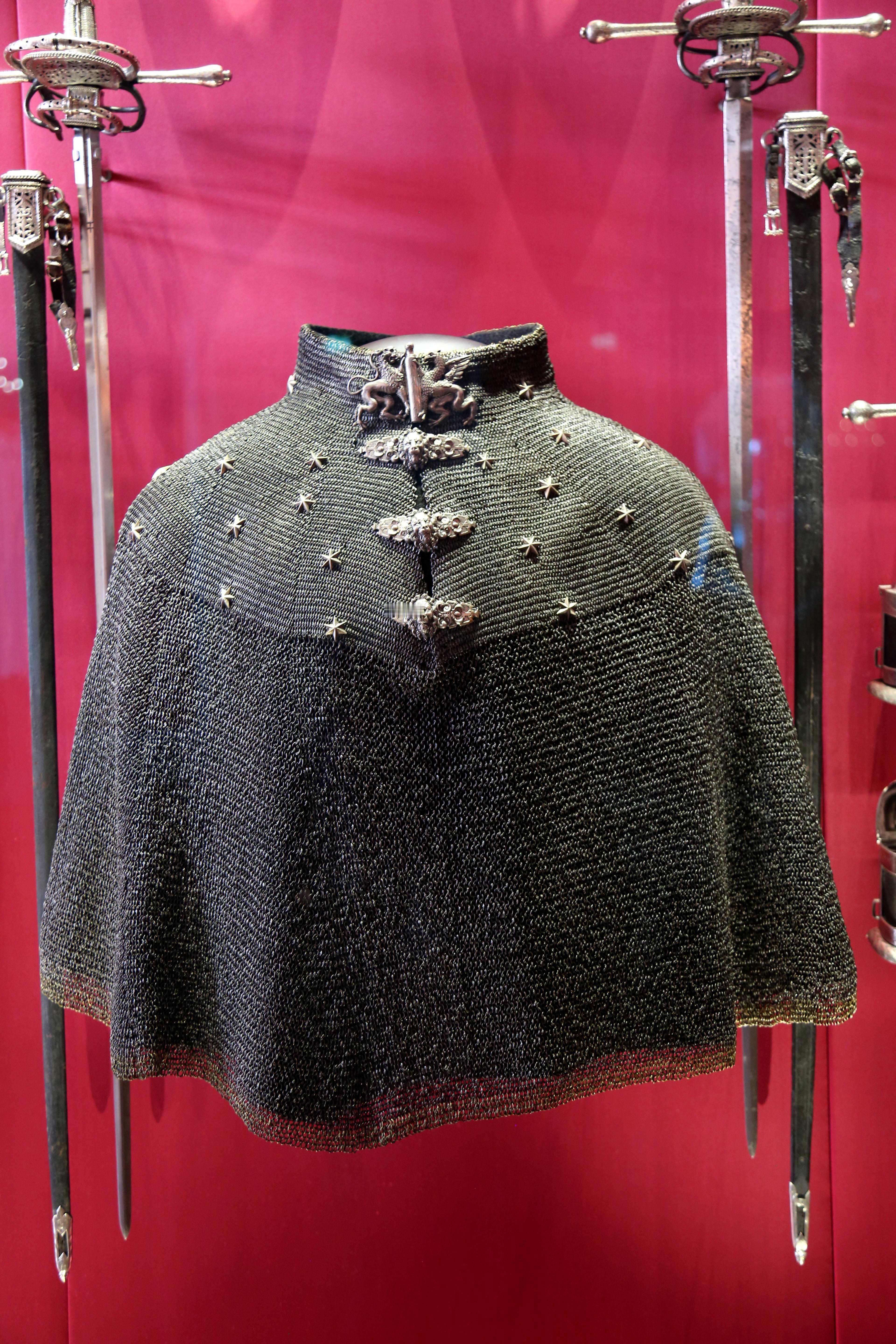 德国德累斯顿王宫博物馆收藏的一件精彩的十六世纪锁子甲披风. 仪式用. 有银质狮子