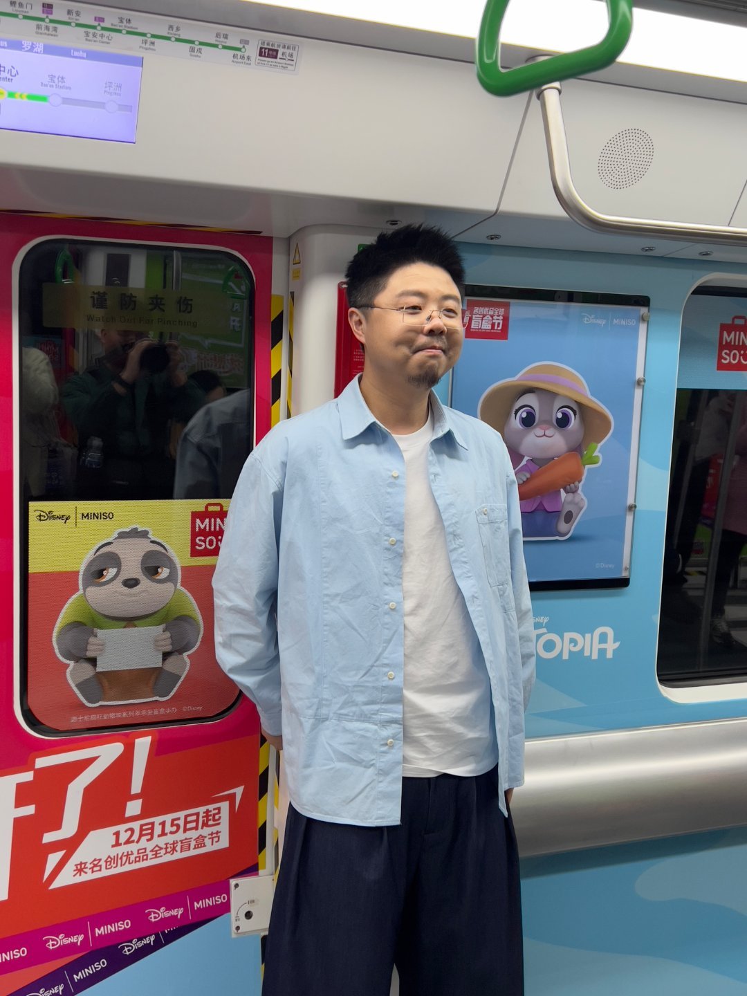 上班路上偶遇打工人最强嘴替 怪不得那么多人都在深圳地铁上偶遇呼兰，原来是他在打卡