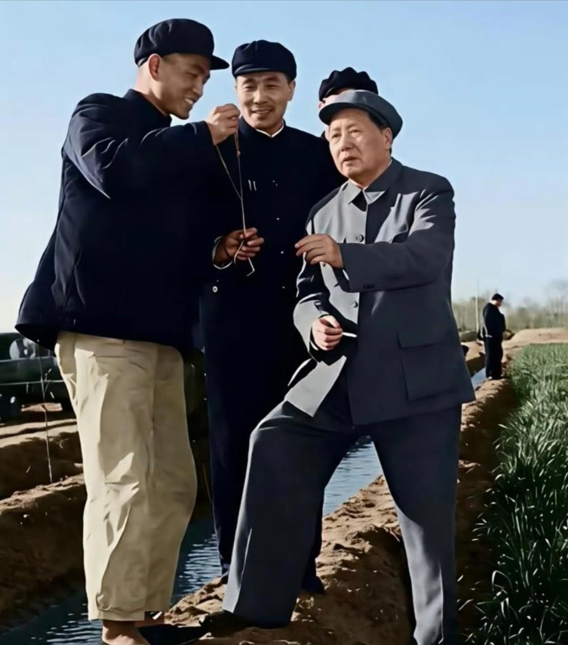 毛主席一脚踩进泥沟，张玉美一句话道出什么叫人民书记
县委书记站在高台上，毛主席却