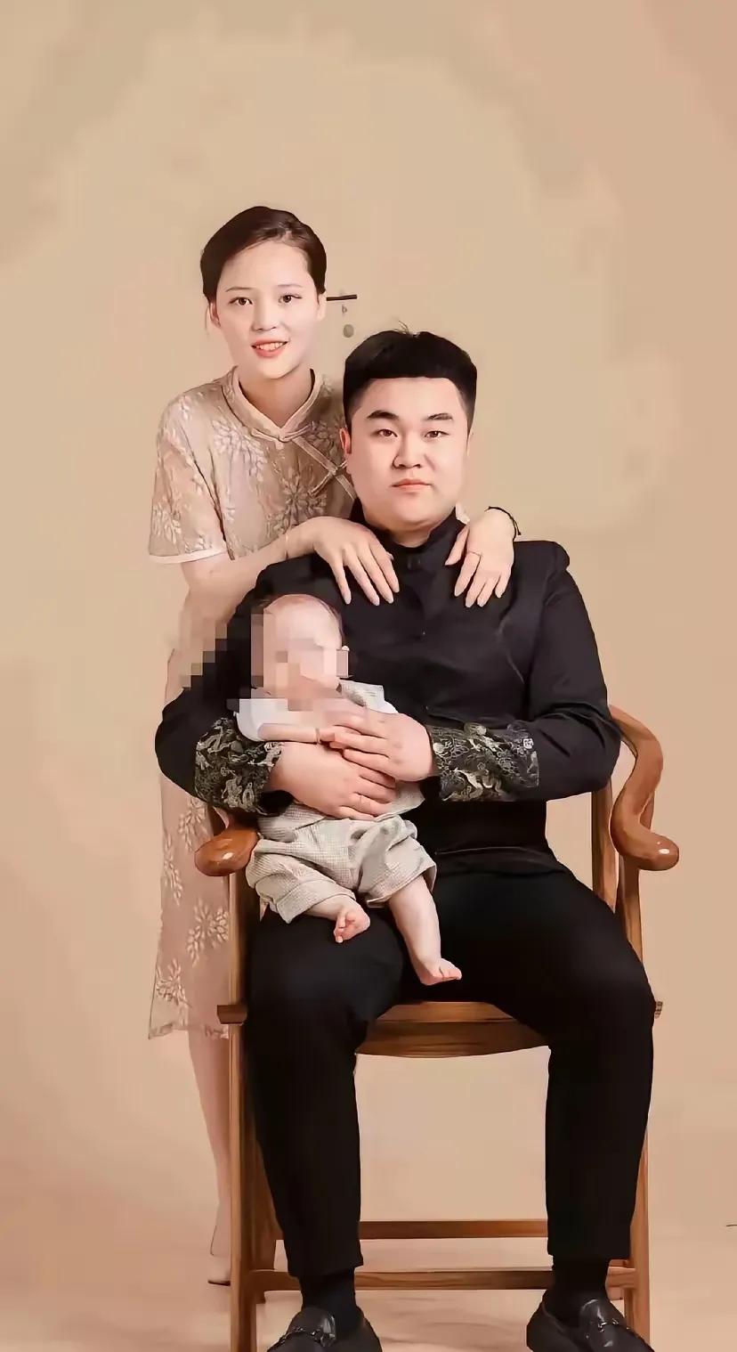 看到平顶山15岁女孩在街头
被暴打
我真的心疼这女孩，孩子的爸爸看到什么滋味？