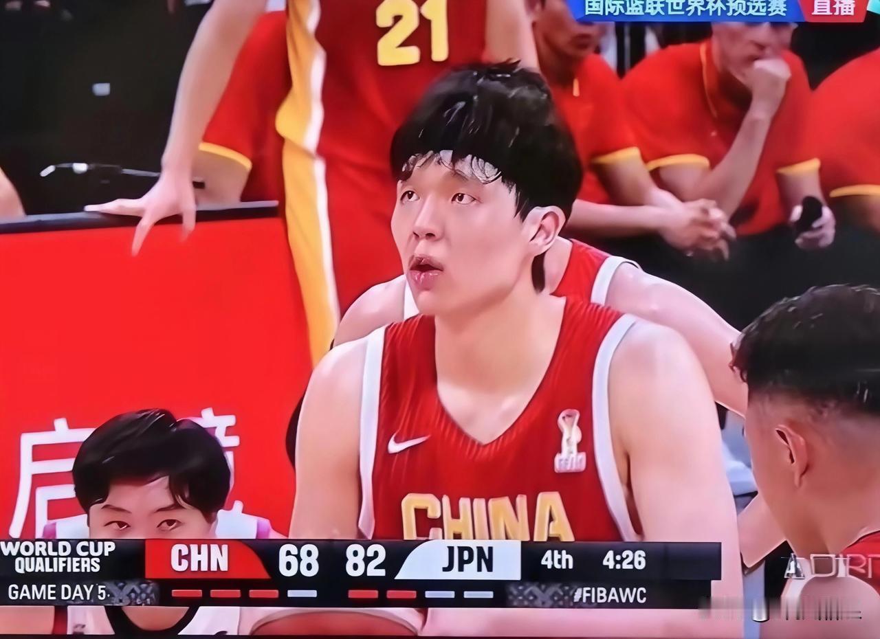 赵继伟在批评谁呢？
中国男篮昨晚在主场输给了日本队，赛后赵继伟批评年轻球员比赛过
