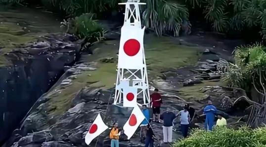 都说钓鱼岛是中日关系的“火药桶”，而那座灯塔，就是插在火药桶上的“引信”！但它不