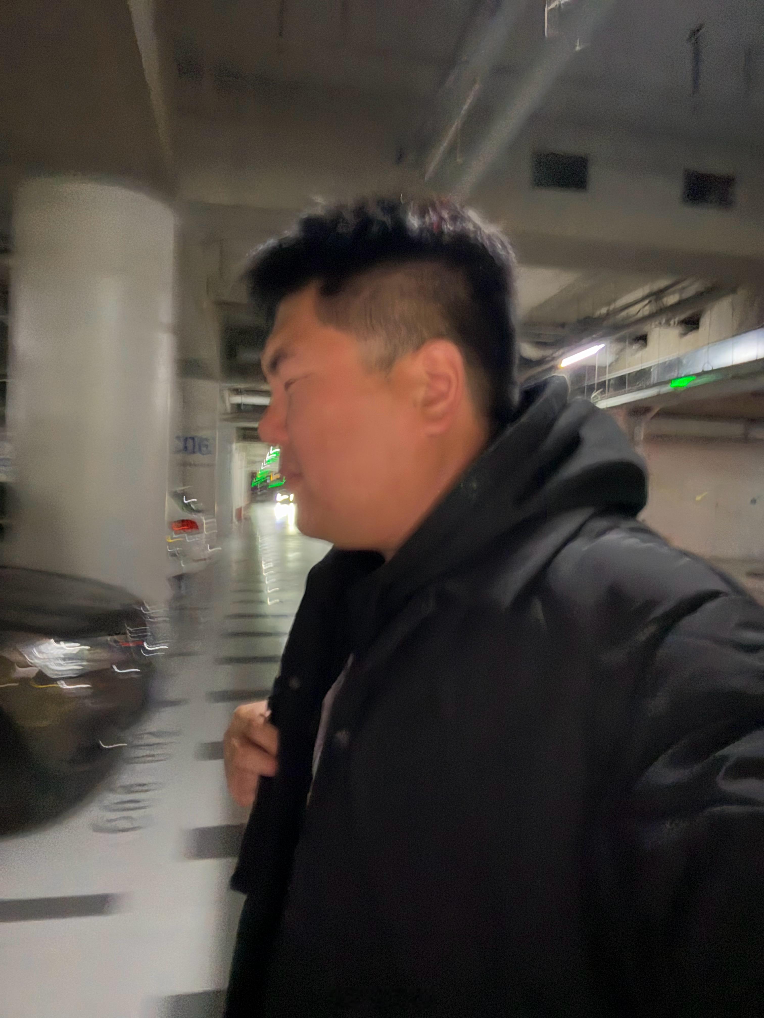 昨天晚上刚回来，一早又走了[泪]  