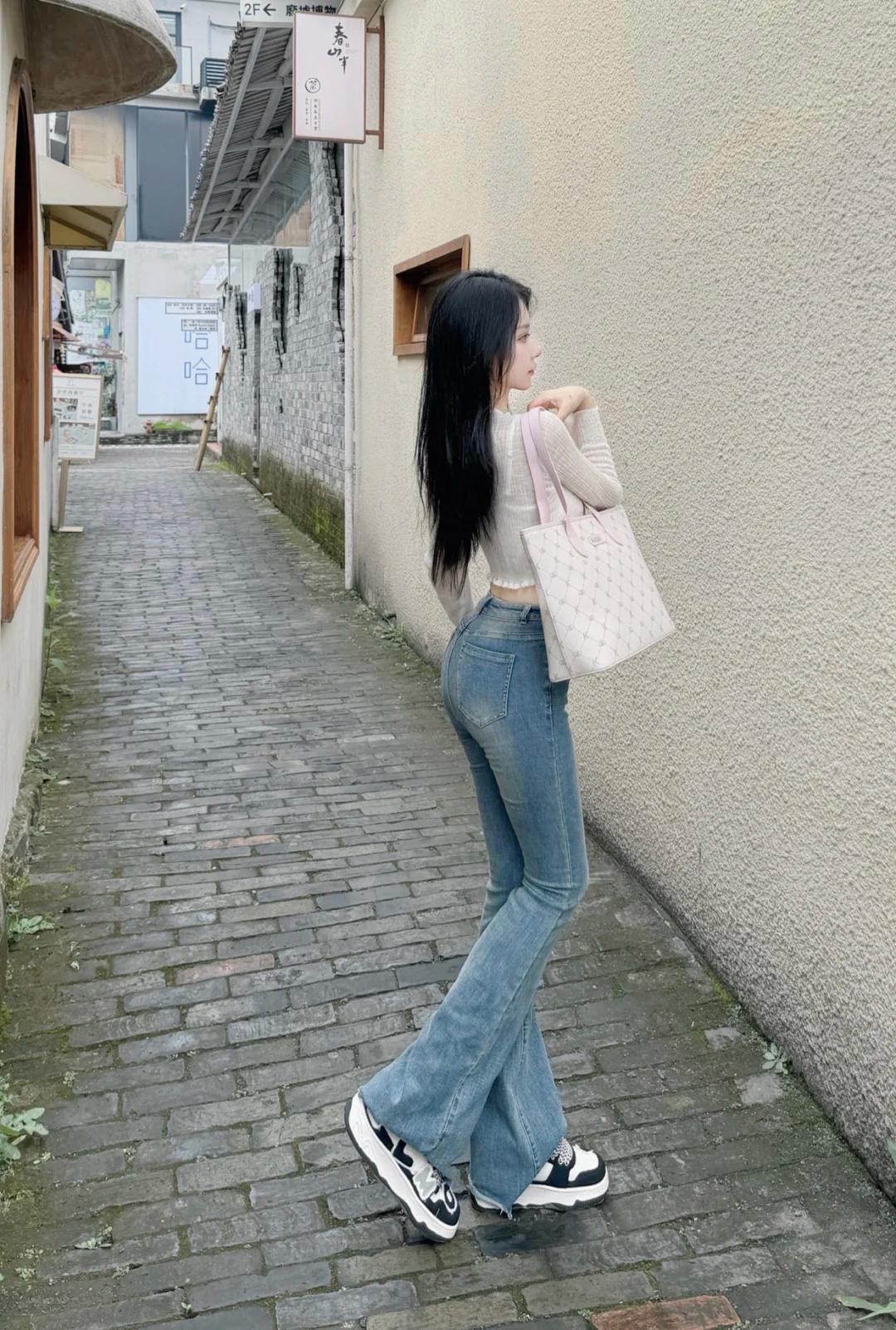 #夏日生活打卡季#🌹玫红诱惑，一字肩娃娃衫的时尚密码🌹
一抹玫红，点亮夏日穿