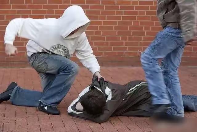 山东安丘有个男的，酒喝到位了之后居然管不住手，当街对人家老婆“耍流氓”。结果被人