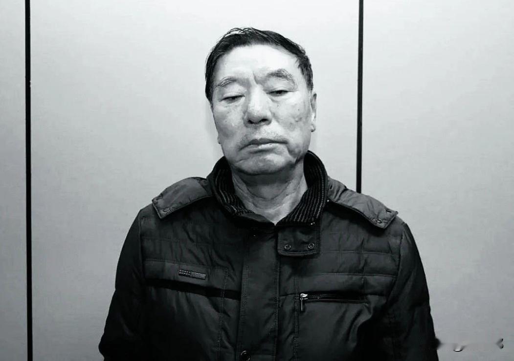 2018 年扫黑除恶专项斗争开展，哈尔滨信访接待点，一对母子拿着厚厚材料实名举报