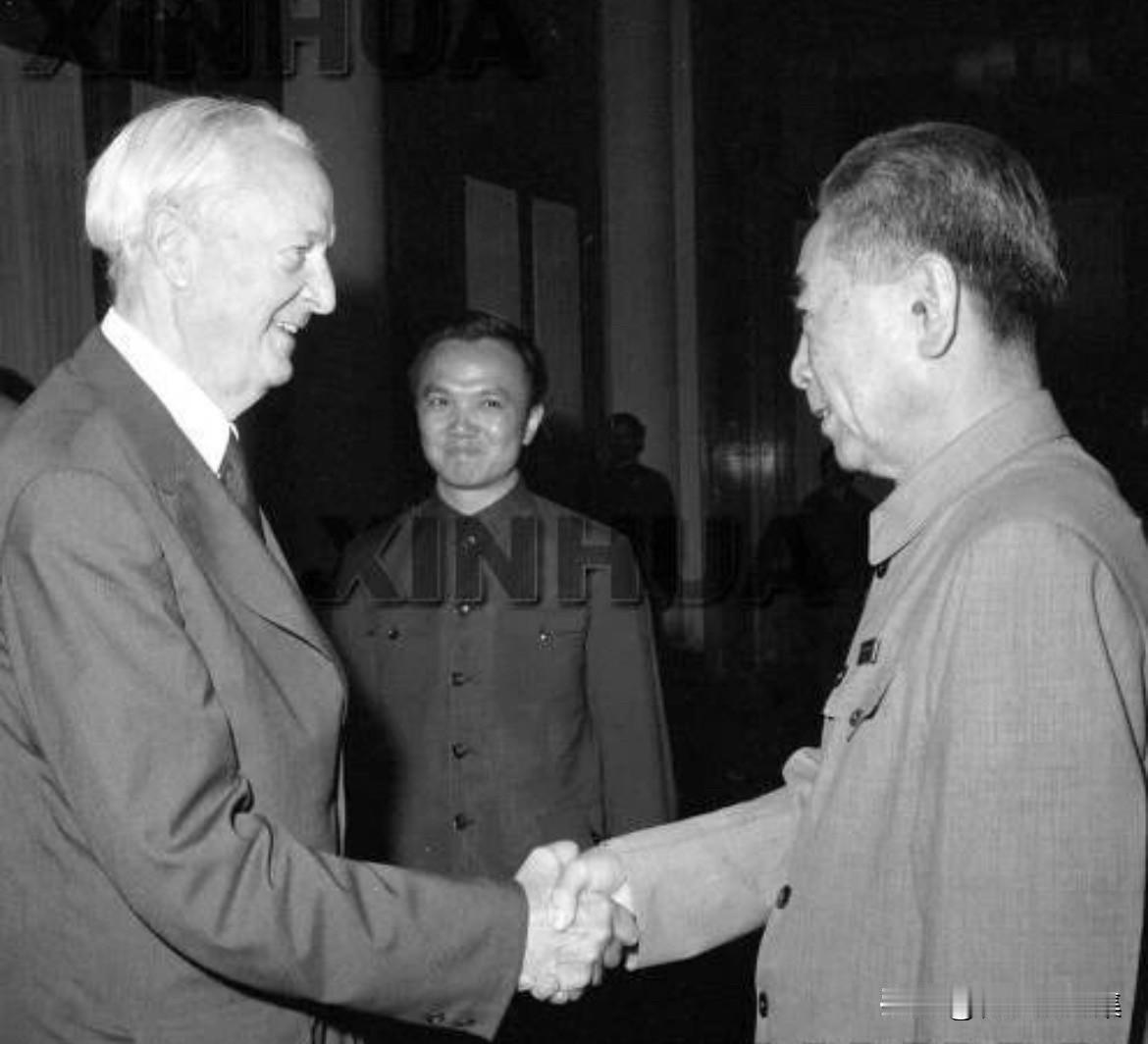 【周总理历史上的今天——5月18日】
1973年5月18日，国务院总理周恩来在人