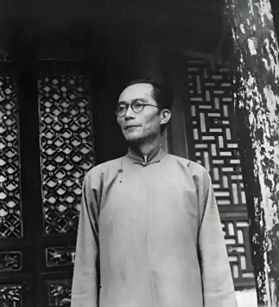 1949年，梅贻琦不顾学生们的苦苦挽留，毅然南渡，临走前，他说道：“我若留在大陆