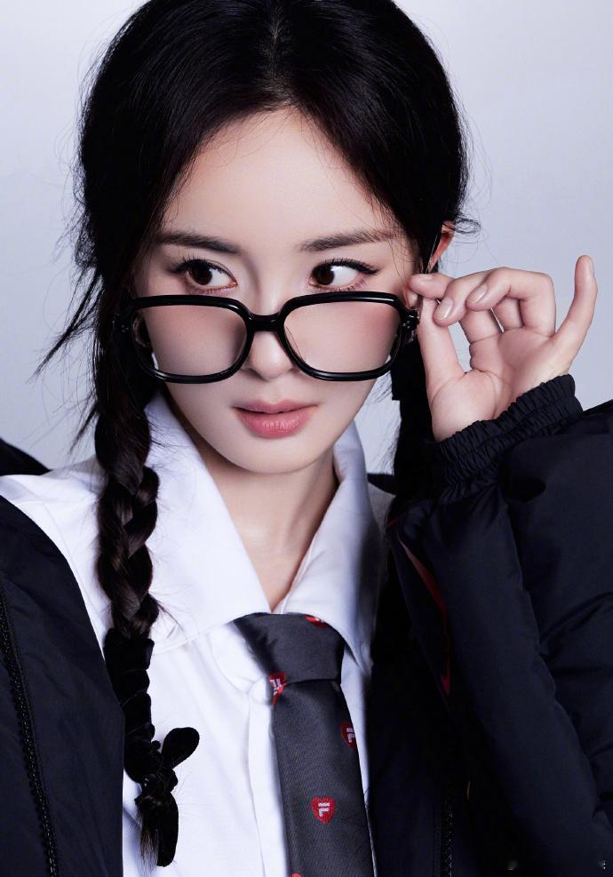 #杨幂双马尾辫元气妆# 杨幂双马尾辫+衬衫叠穿棒球服，一整个元气满满的棒球美少女