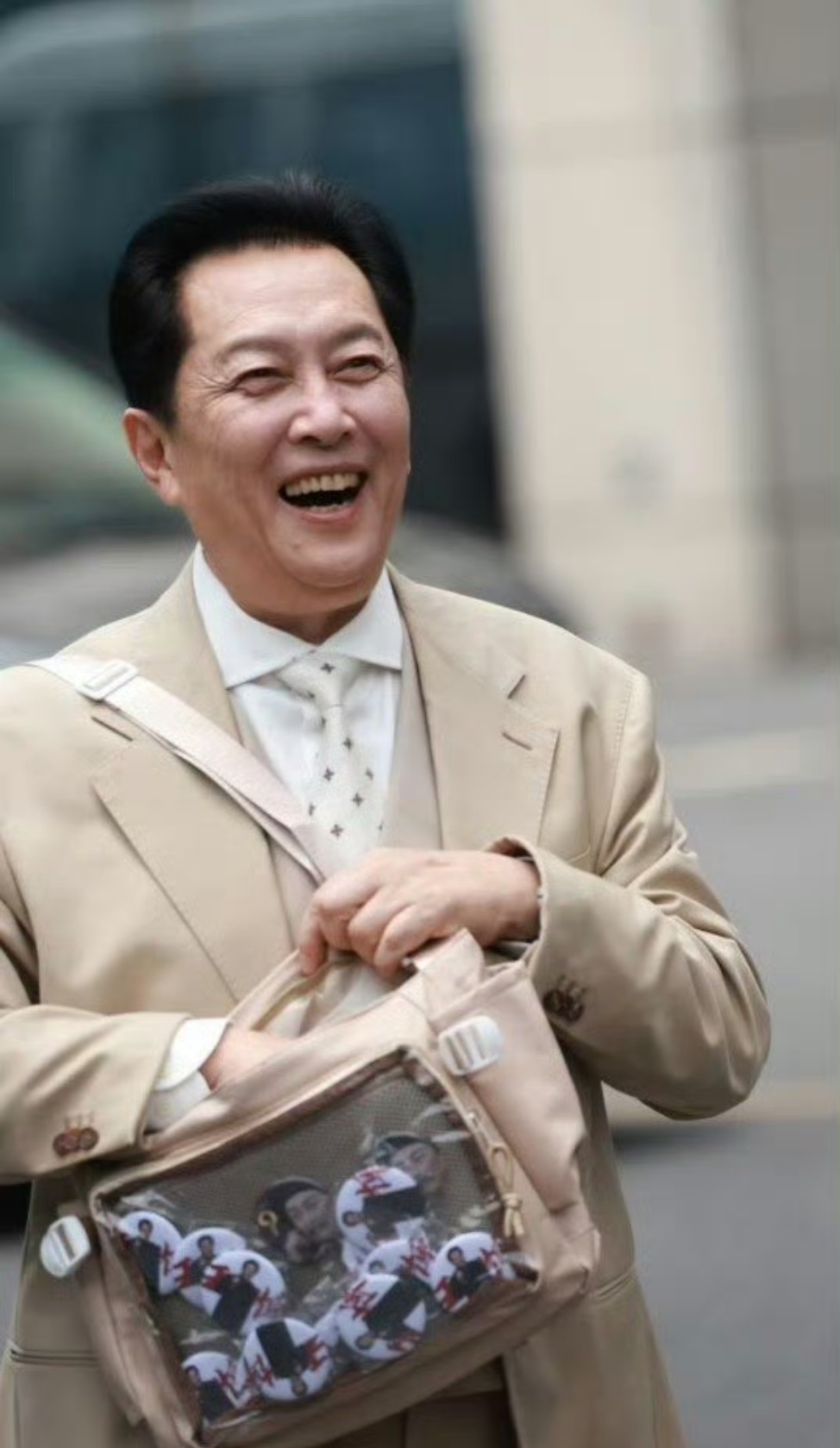 唐国强痛包笑晕，努力融入年轻人的七旬老人[允悲] ​​​