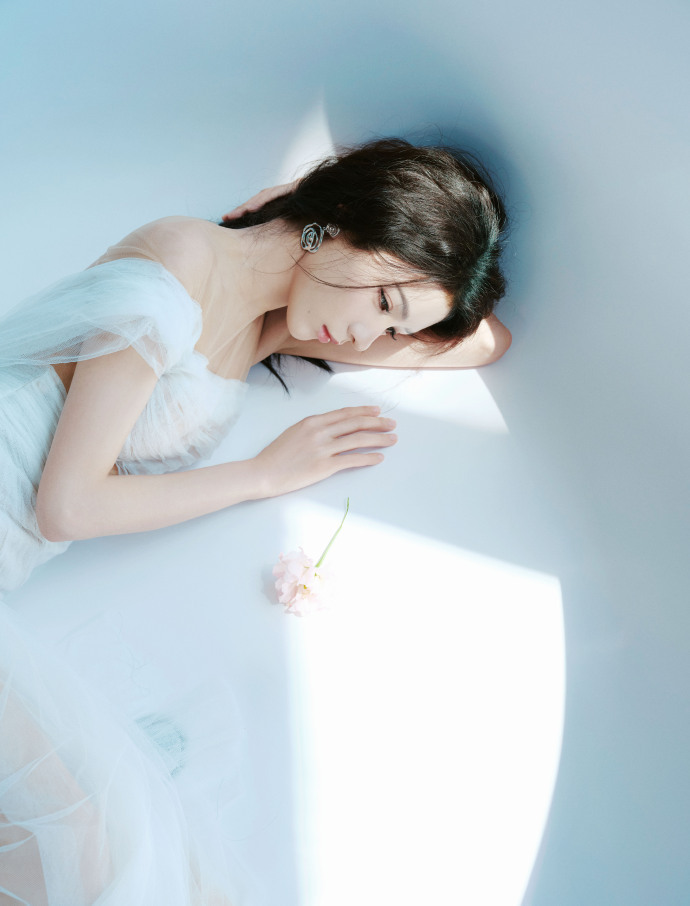 #张予曦薄纱裸背# 今日活动造型🈶！白色薄纱裸背纱裙好美，眼神勾我啊这姐！[送