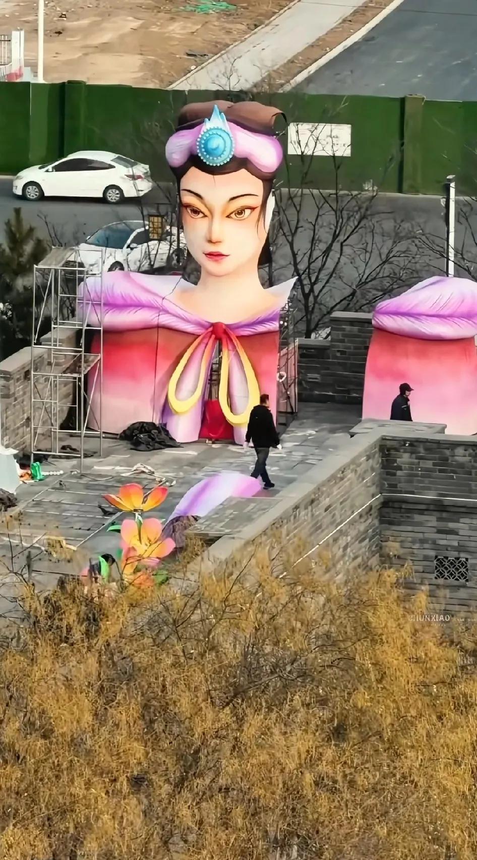 即墨古城城墙东北角上的王昭君造型彩灯正在安装中，不过这个彩灯看着有点吓人，这也不