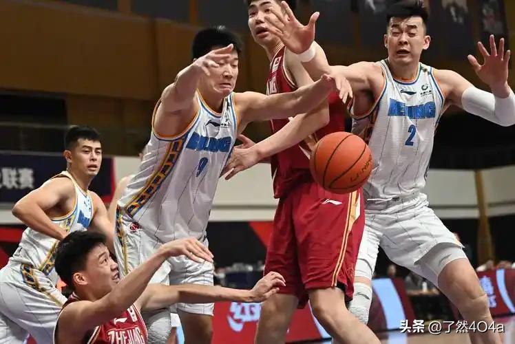 首钢男篮最突出的优势是底蕴深厚、防守体系扎实，素来以强硬防守著称，限制对手得分能
