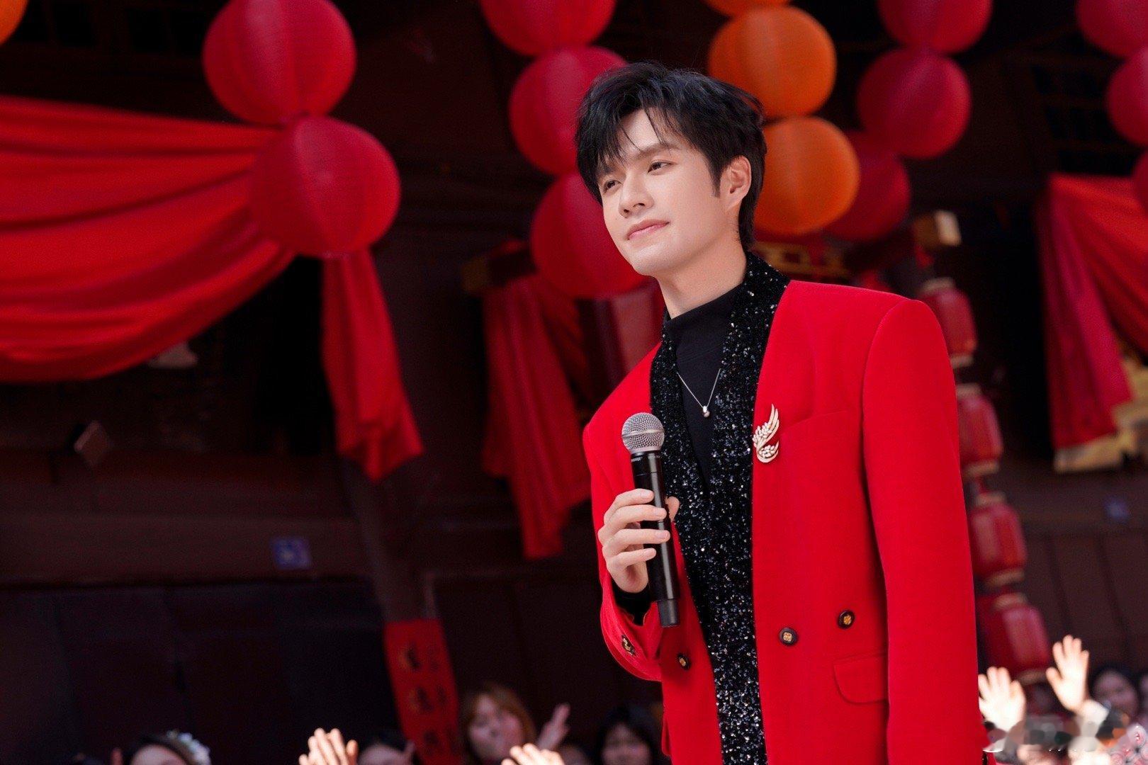 张颜齐央视小春晚主持首秀 真没看错！张颜齐央视小春晚主持首秀，谈吐利落似行云，仪