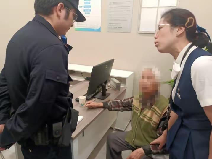 看来人年纪大了，花大钱就需要子女们协助了，
杭州有一老人，自己迷迷糊糊去银行取6