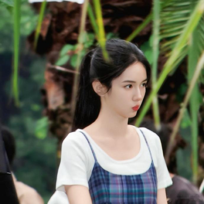 镜头模糊也挡不住周也的颜值周也片场模样和角色反差好大 就算画质糊到看不清细节，周