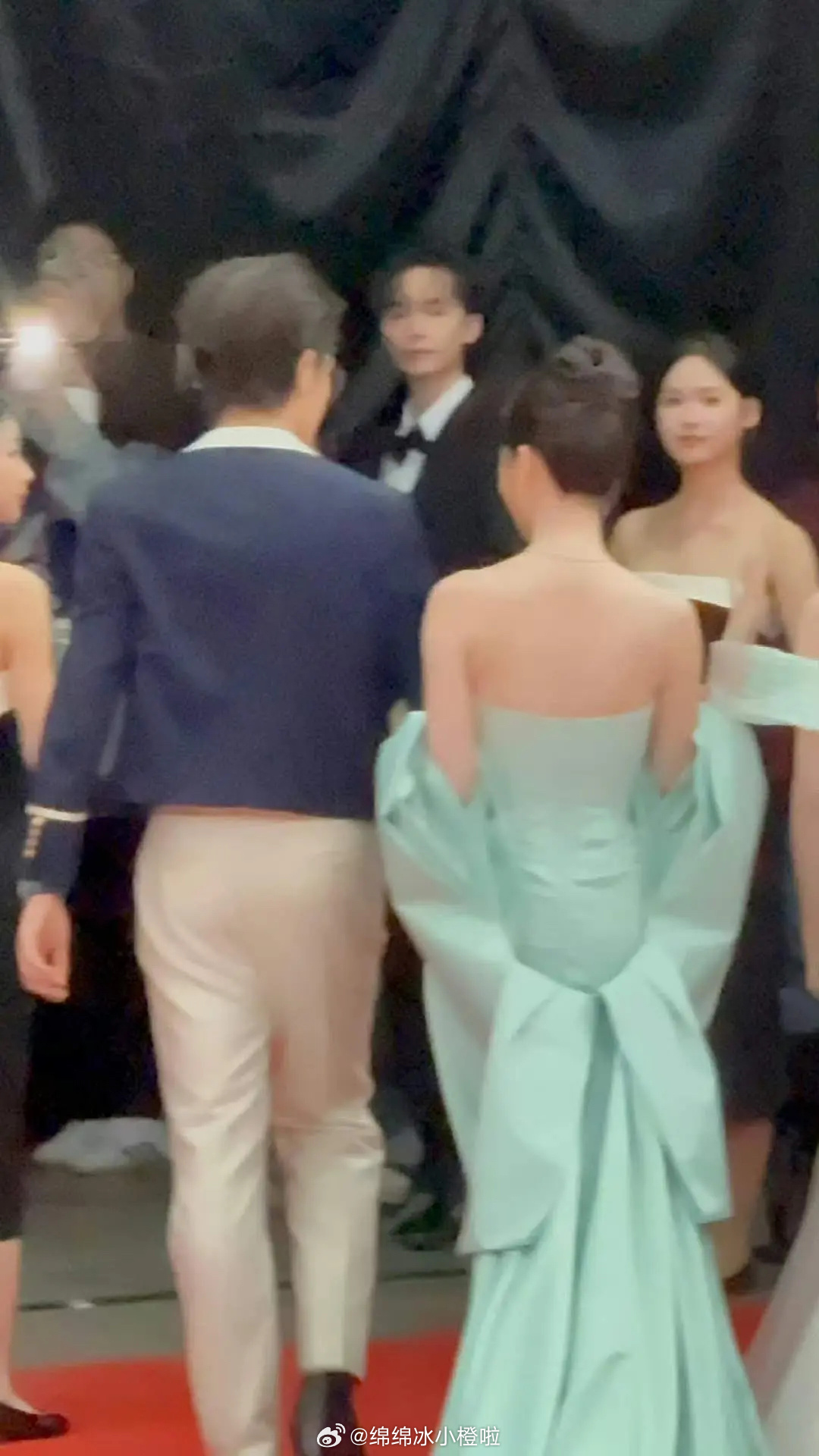 虞书欣丁禹兮手挽手 啊啊啊！后台就挽上了！绝配家产！！！磕晕！[awsl][舔屏