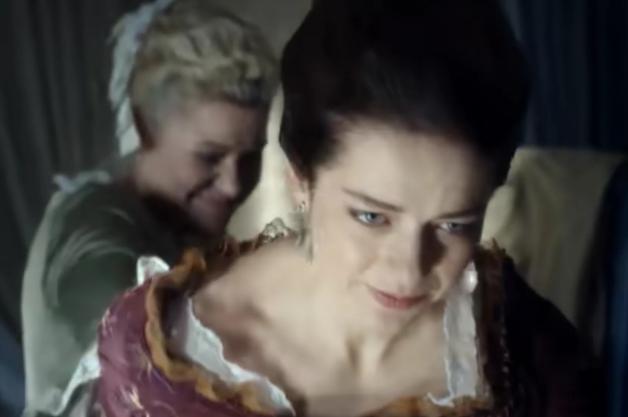 1762年，33岁的叶卡捷琳娜二世当上皇后，晚上，去见丈夫之前，她看着隆起的大孕