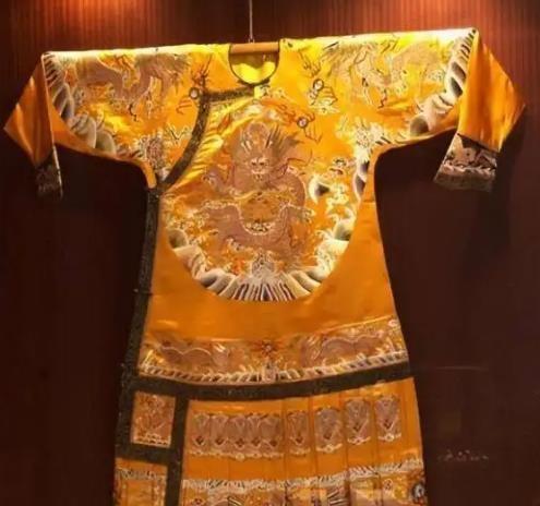 皇帝龙袍从不洗，臭了怎么办？
在清朝的皇宫里，龙袍可不光是件衣服，它还是皇上权力