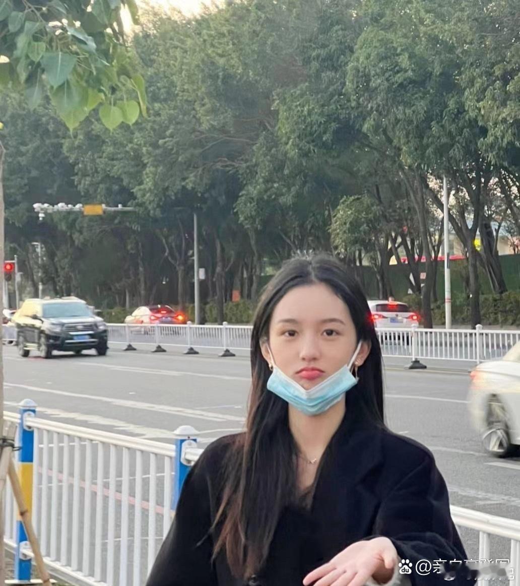 周也素颜出镜，真实的美感令人惊艳，完美超越了众多女神的光环。 