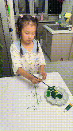 如今小孩子这手法

让多少大人看后都惊叹

只需小笔一点，手指就能做画

这是老