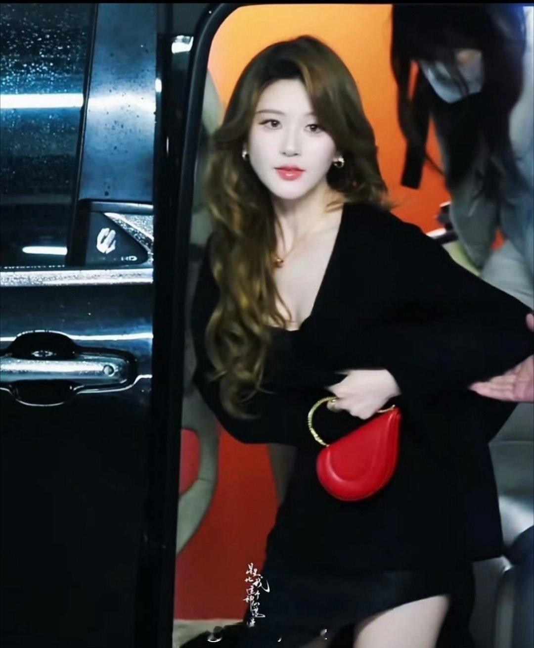 赵露思今天的宝格丽活动饭拍路透，来看看状态怎么样？ 