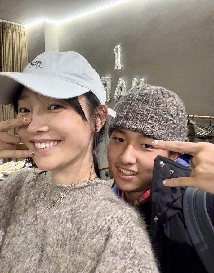 白百何和大儿子贴了美甲，幸福🥰