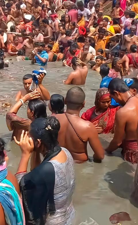 恒河上游飘骨灰，下游拉粑粑元素周期表浓缩液的母亲河这里的水产品一定营养丰富吧