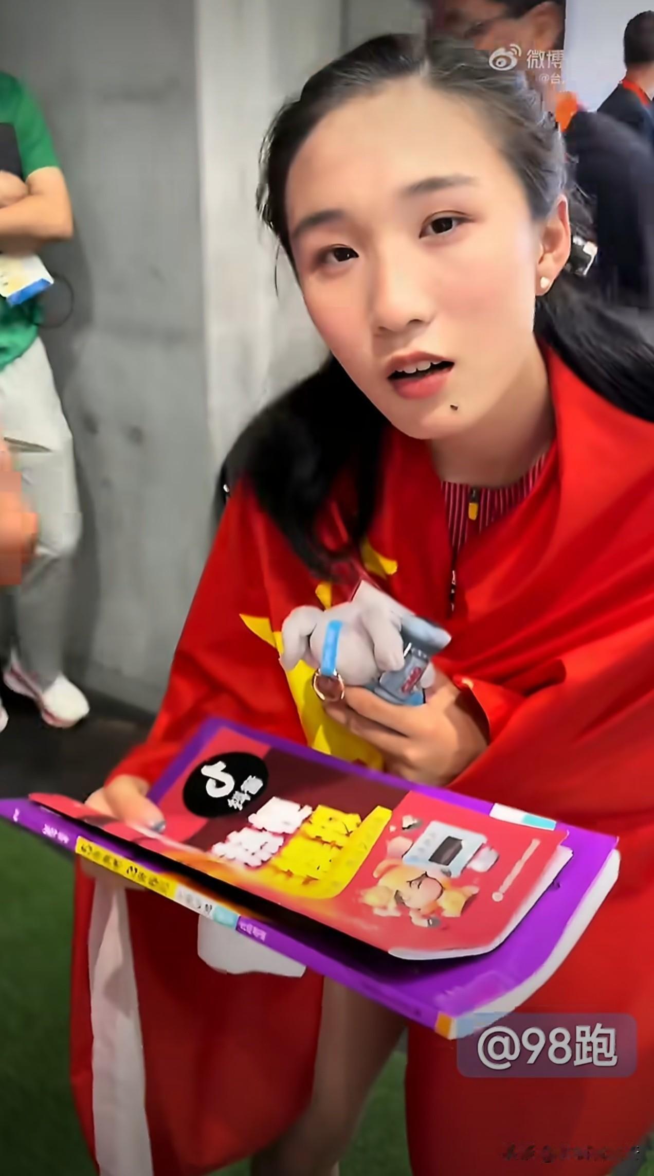 哈哈哈哈，亚运冠军也逃不过接受作业的厄运。
陈妤颉刚拿完冠军，就有记者给他送作业