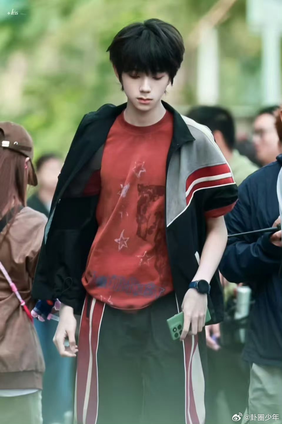 王橹杰运动风路透王橹杰复古运动风王橹杰今日路透我们的少年时代2换新皮肤啦~复古运