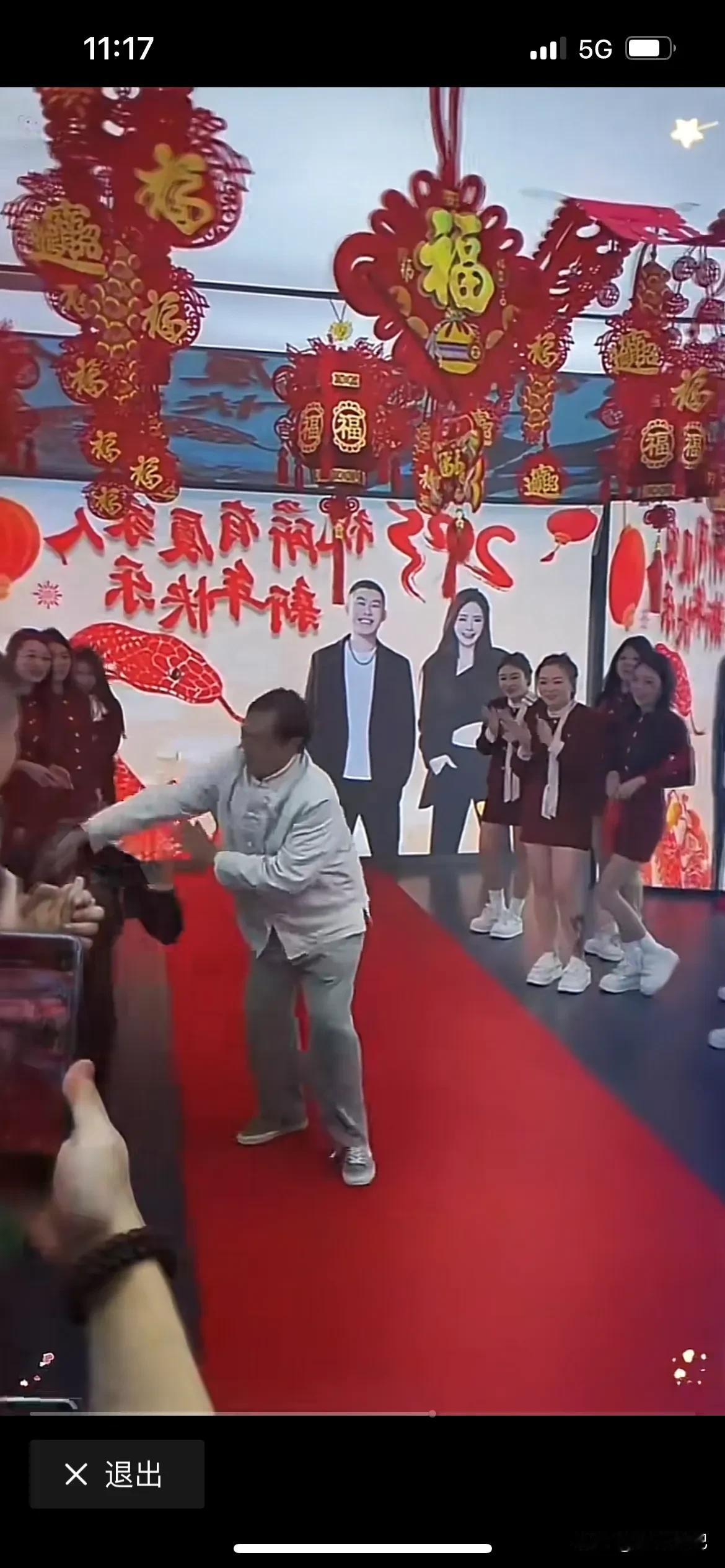 马保国老师出席节目，现在表演天打五连鞭，引得现在观众捧怀大笑，个个都看得津津有味