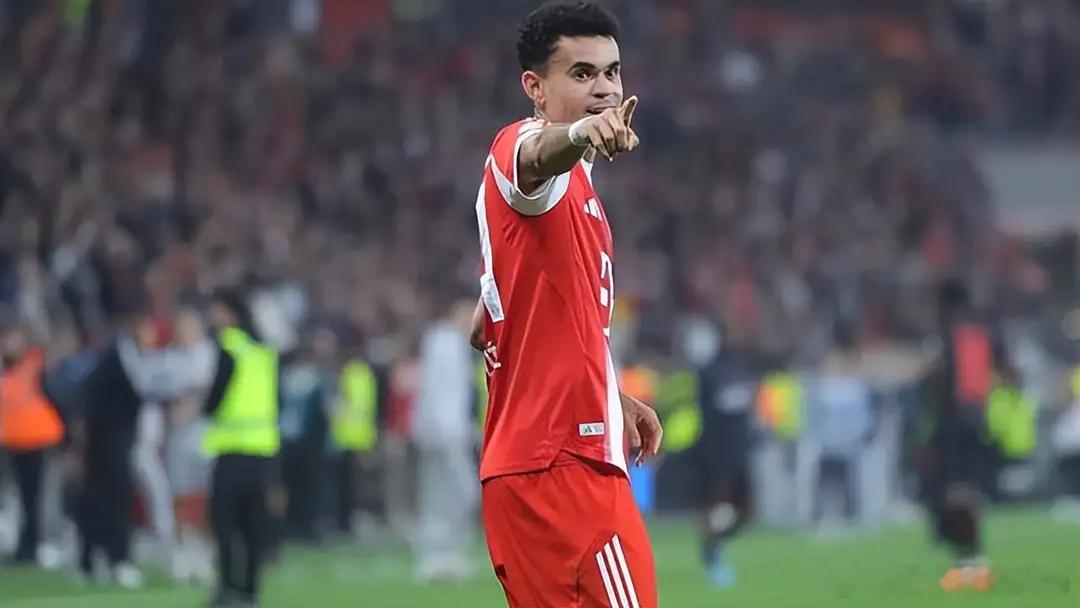 在德国杯半决赛的焦点对决中，拜仁慕尼黑客场2-0完胜勒沃库森，报了上赛季1/8决