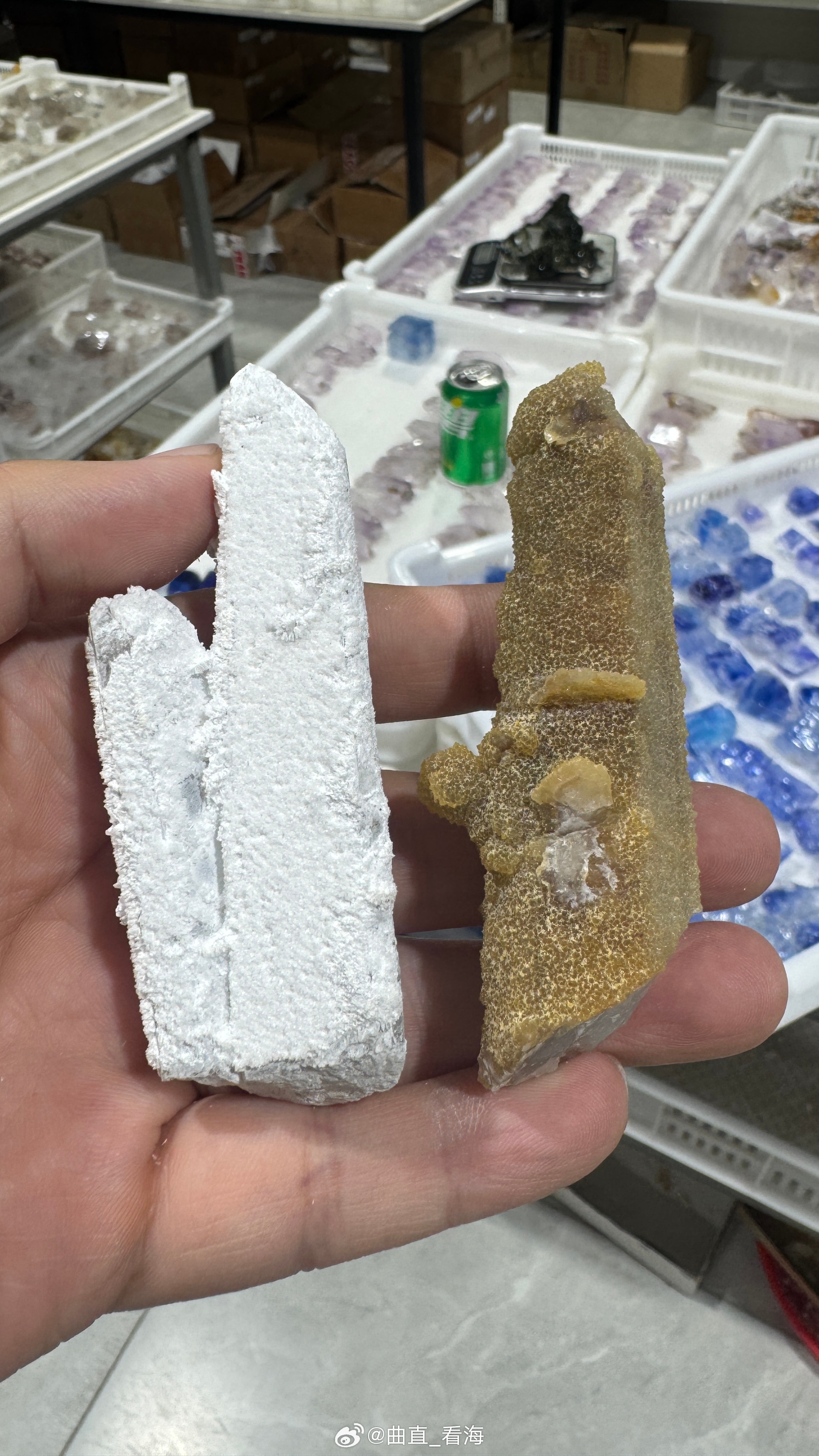 右边的水晶在氢氟酸里泡久了，就会变成左边这种白花花的… ​​​
