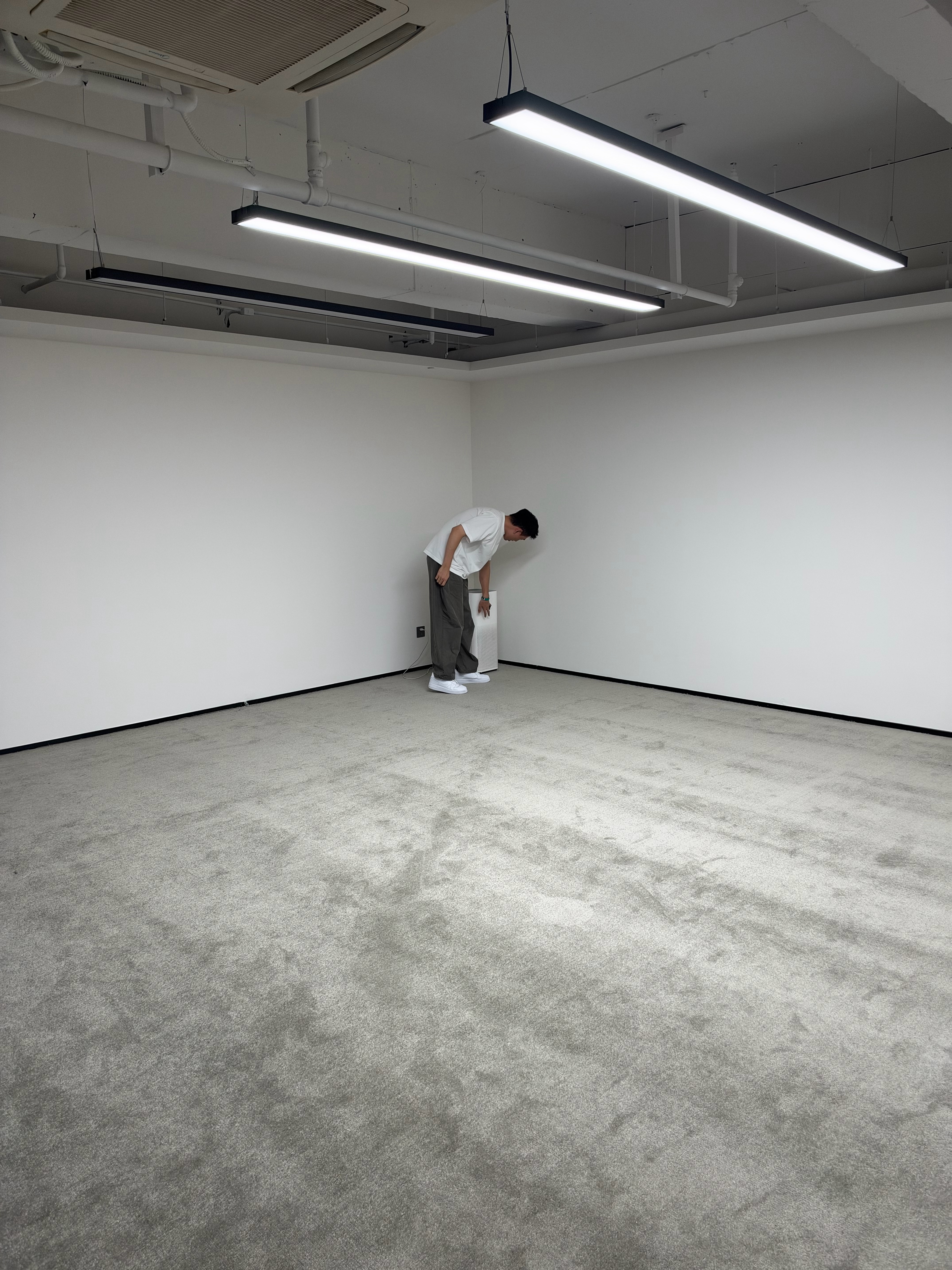 衣帽间的地毯铺完了其他的就差衣架了，工厂还没发过来进展速度有点慢[苦涩] ​​​